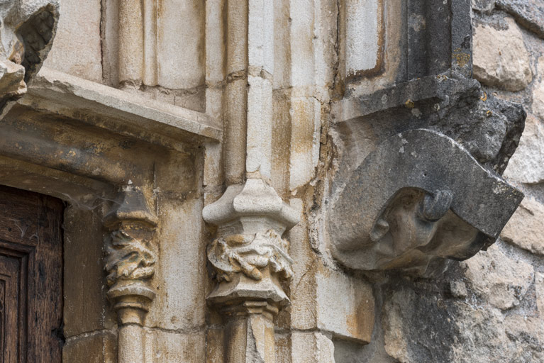 Détail de l'arc en accolade, décor de la retombée de droite : ange portant un phylactère.