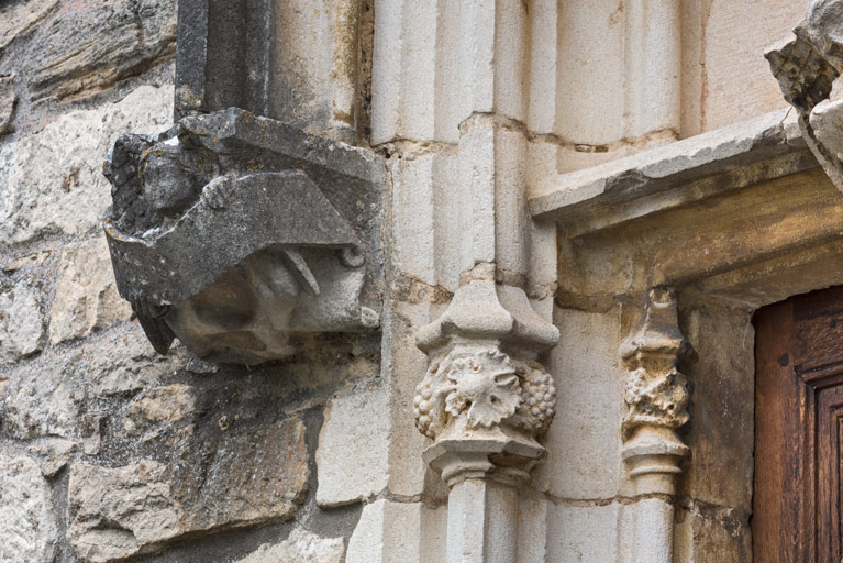 Détail de l'arc en accolade, décor de la retombée de gauche : ange portant un phylactère.