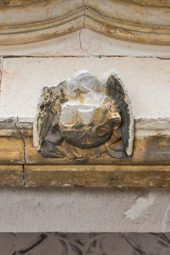 Linteau, détail : ange portant l'écu de Jehan Géliot.