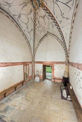 Vue d'ensemble de l'intérieur, en direction de l'entrée (porte ouverte).