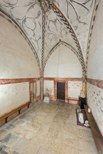 Vue d'ensemble de l'intérieur, en direction de l'entrée (porte fermée).