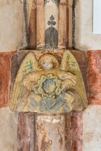 Culot sud-ouest, ange portant la couronne d'épines.