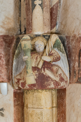 Culot nord-ouest, ange portant la colonne et le fouet.