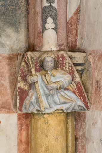 Culots (4) : anges portant les instruments de la Passion