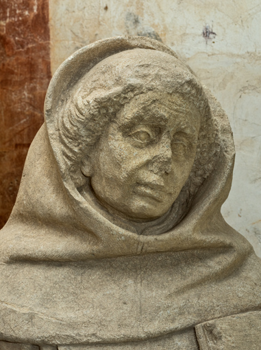 Statue : moine tenant un livre (saint Bernard de Clairvaux ?)