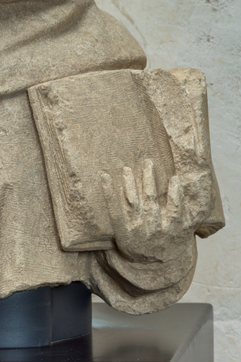 Détail : main portant le livre.