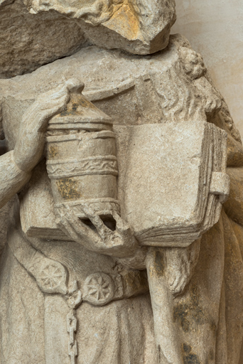 Détail : vase à onguents et livre.