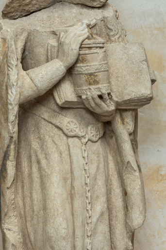 Détail : vase à onguents et livre.