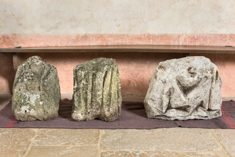 Statues (4 fragments) : personnages non identifiés