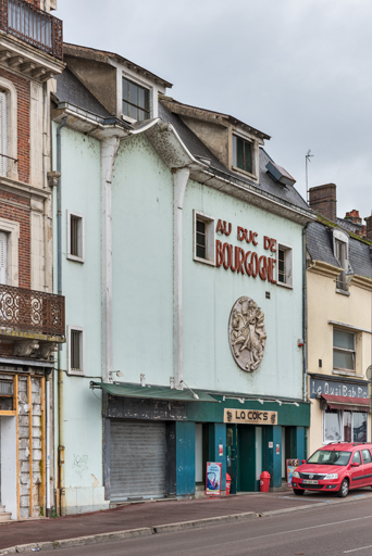 Joigny, 10 quai du Maréchal Leclerc : ancien cinéma Au Duc de Bourgogne. Façade antérieure, de trois quarts gauche.