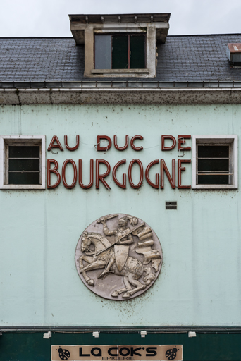 Joigny, 10 quai du Maréchal Leclerc : ancien cinéma Au Duc de Bourgogne. Enseigne.