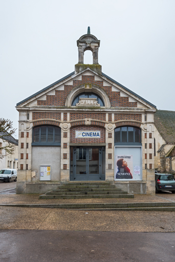 Champignelles, quartier de l'Eglise : halle puis cinéma (étudié).