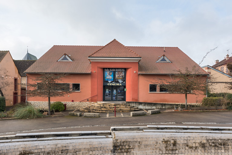 Saint-Julien-du-Sault, place de la Liberté : cinéma Alain Bashung (étudié).