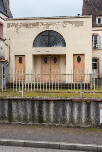 Saint-Julien-du-Sault, 13 Faubourg de la Croix : ancien cinéma Arc-en-Ciel.