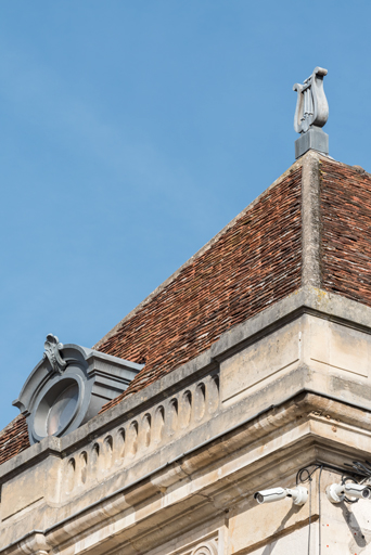 Façade antérieure : croupe et et épi de faîtage en forme de lyre.