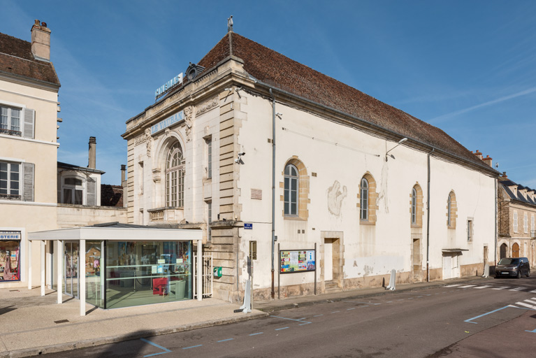 Façades antérieure et latérale droite. ; Avallon, 1 rue du Maréchal Foch : chapelle des capucins puis théâtre, actuellement cinéma le Vauban (étudié).