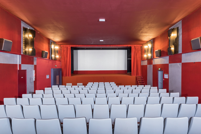 Salle 1 : la scène vue de la salle.