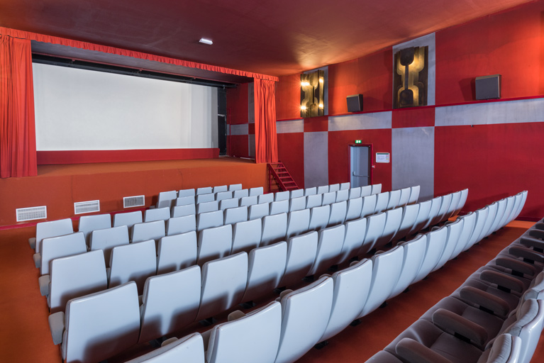 Salle 1 : la scène vue de la salle, de trois quarts gauche.