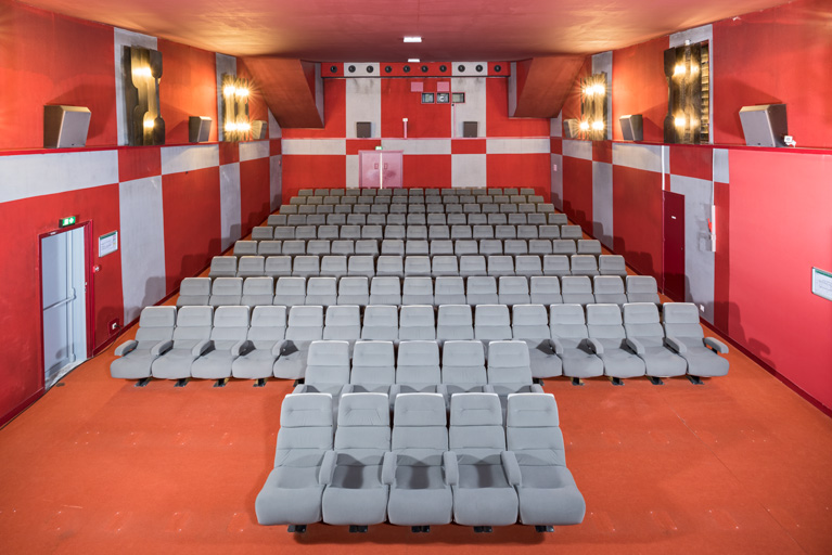 Salle 1 : la salle vue de la scène.