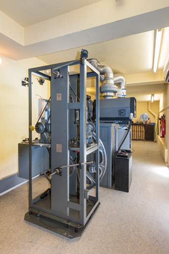 Ancienne cabine de projectionniste (enrouleur de films Cinemeccanica et projecteur Strong Simplex 35 Millenium).