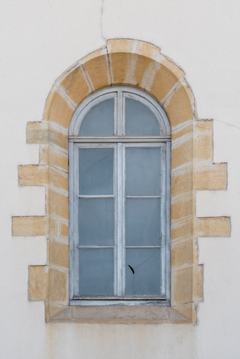 Façade latérale droite : une fenêtre.