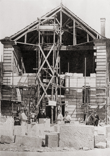 [Construction de la façade du théâtre d'Avallon]. S.d. [1910].