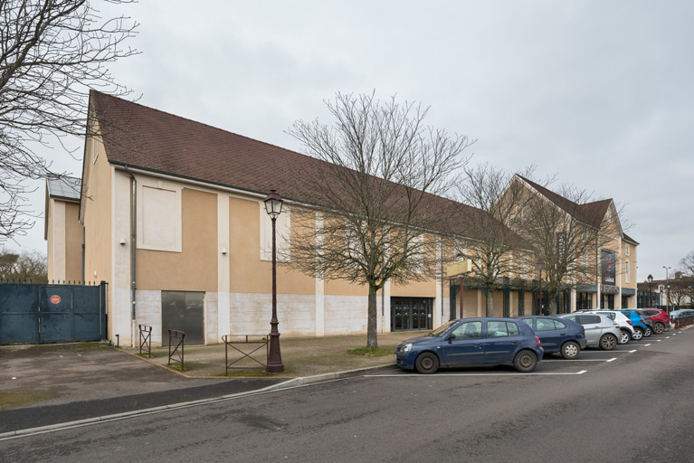Façade sur la rue Larabit et la place de l'Arquebuse, de trois quarts gauche.