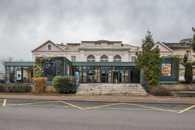 Auxerre, 1 boulevard du 11 Novembre et 12-13 rue Denis Larabit : brasserie, salle des fêtes et salle de spectacle dite Grand Casino Auxerrois, actuellement cinéma CGR (étudié).