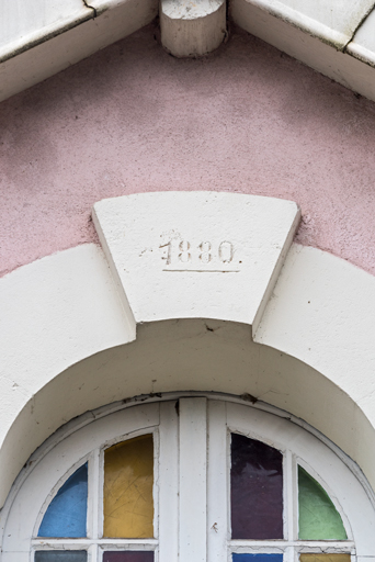 Logement : date 1880 portée sur la baie du comble.
