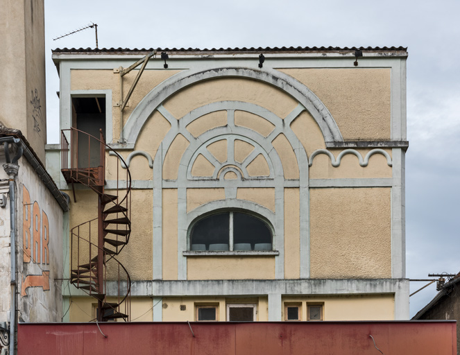 Façade antérieure : décor en partie haute.