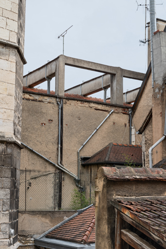 Façade latérale gauche et portiques en béton.