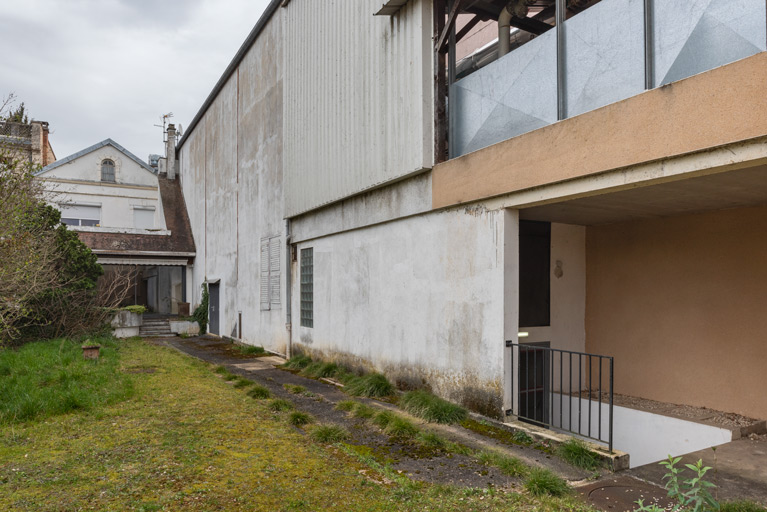 Façade postérieure du logement et salles 1-2 (ancienne salle de spectacle) et 7.