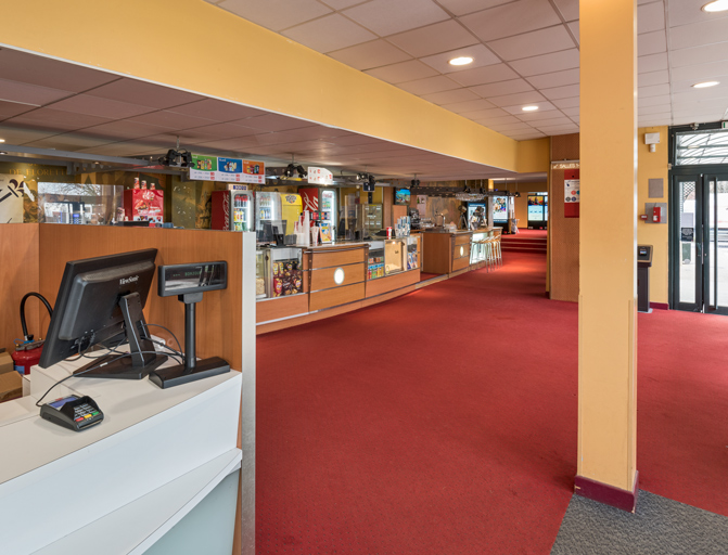 Vestibule (avec accueil à gauche) et café. Au fond le foyer du public.