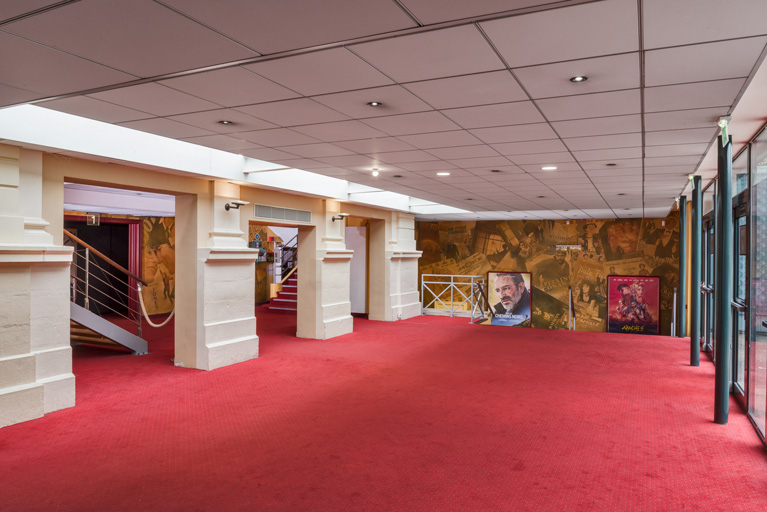 Foyer du public. Les bases des pilastres de l'ancienne façade sont visibles à gauche.