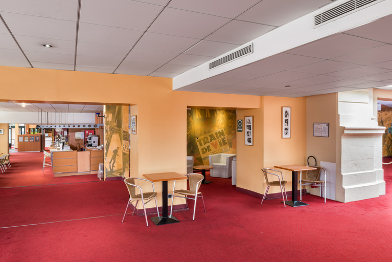 Foyer du public. A gauche le café et le vestibule.