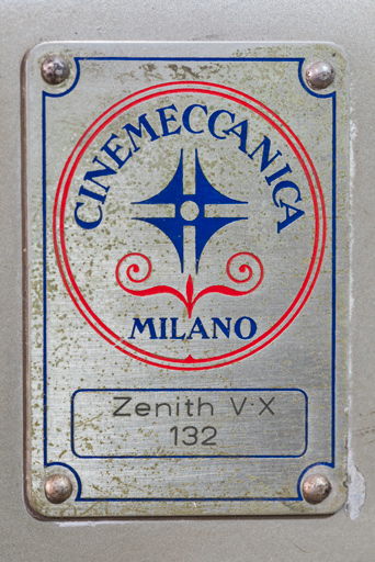 Plaque du constructeur Cinemeccanica, sur la lanterne.