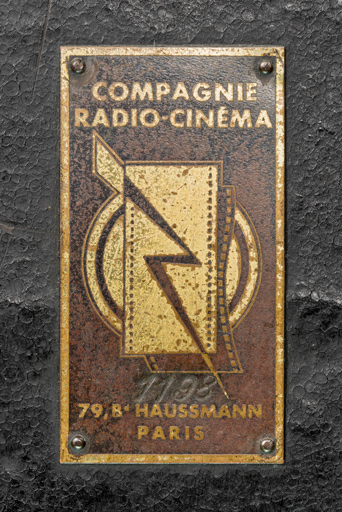 Plaque du constructeur Compagnie Radio-Cinéma, sur le pied.