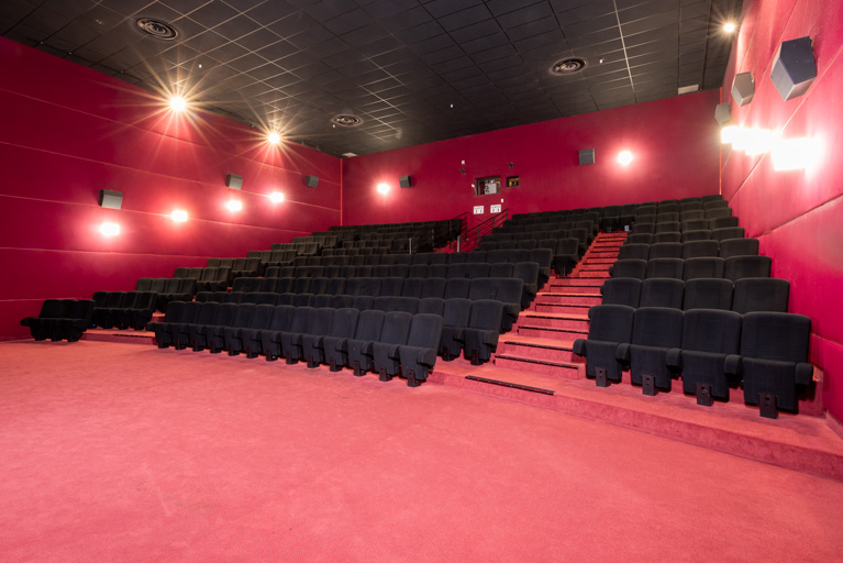Salle 8, vue depuis l'écran, de trois quarts.