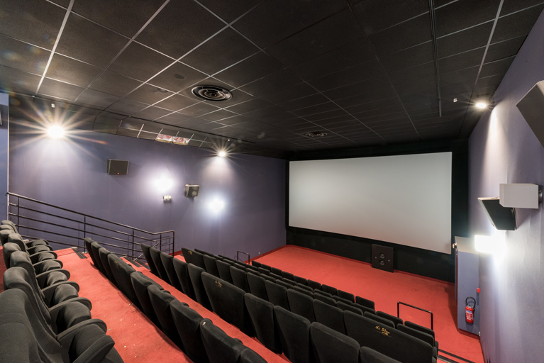 Salle 5, vue vers l'écran, de trois quarts.