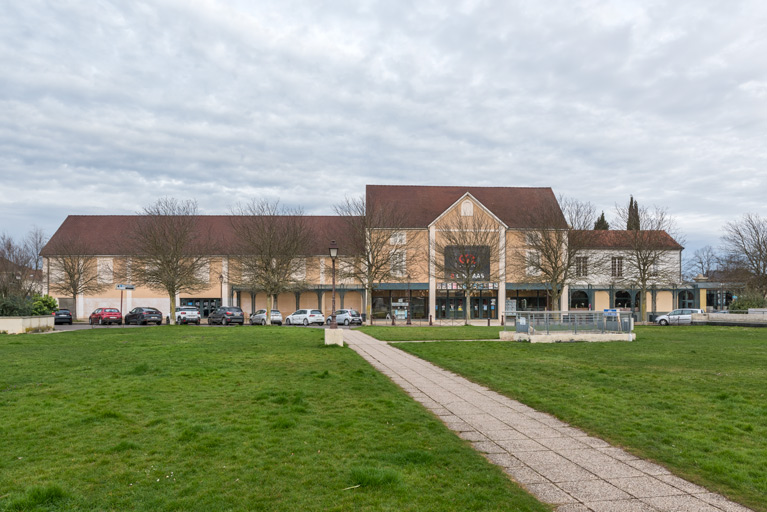 Façade sur la rue Larabit et la place de l'Arquebuse.
