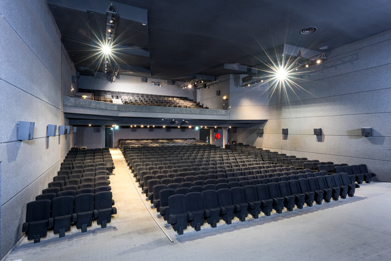 Salle 1, vue depuis l'écran, de trois quarts.