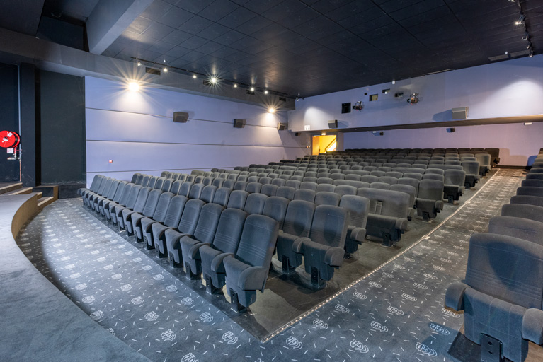 Salle 2, vue depuis l'écran, de trois quarts.