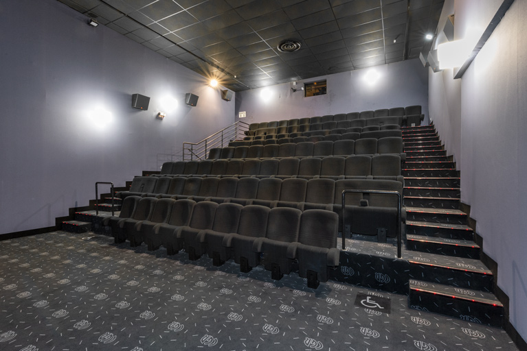Salle 7, vue depuis l'écran, de trois quarts.