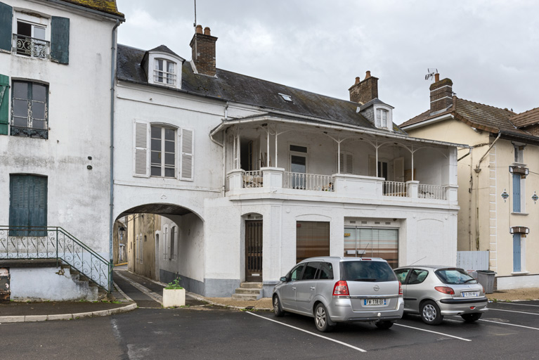 Brienon-sur-Armançon, 8 place Emile Drominy : ancien cinéma Palace.