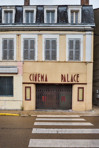 Saint-Florentin, 13 place Dilo : ancien cinéma Palace. Entrée.