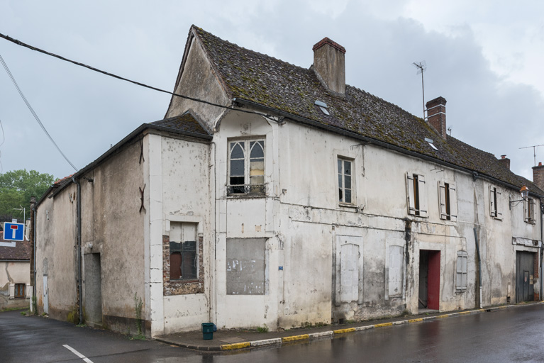 Toucy, 25 rue d'Arrault : ancien hôtel de Montargis puis cinéma Lux.