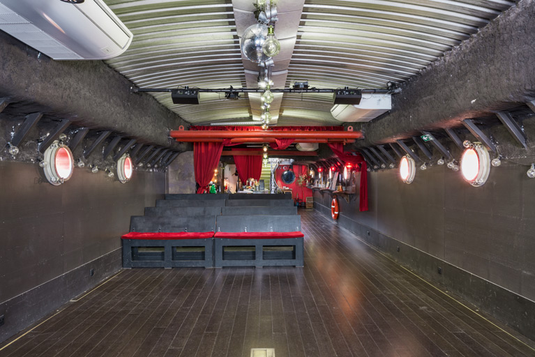 Péniche Ysaline, actuellement salle de spectacle la Scène des Quais (quai de la République) : la salle.