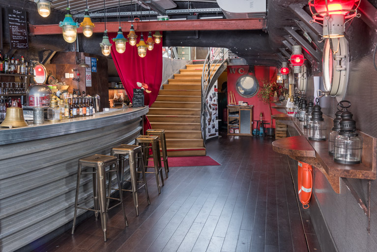 Escalier et partie bar.
