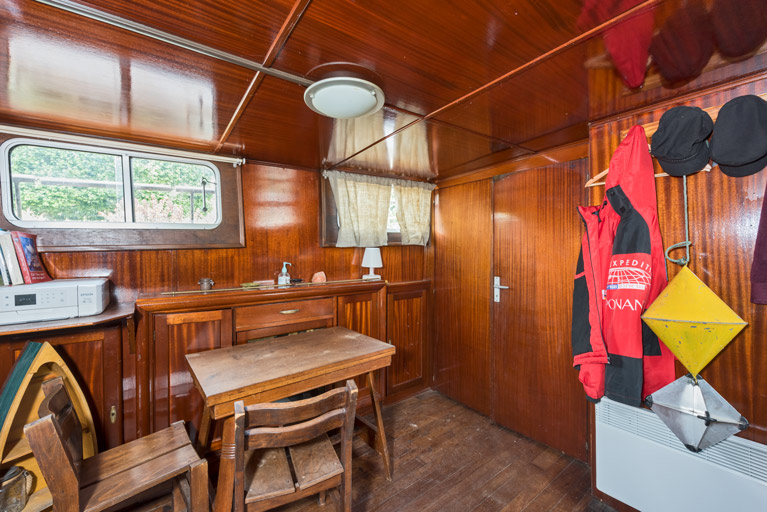 Cabine : salle de séjour et chambre (portes fermées).