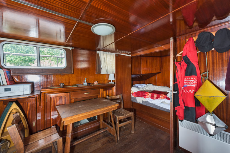 Cabine : salle de séjour et chambre (portes ouvertes).